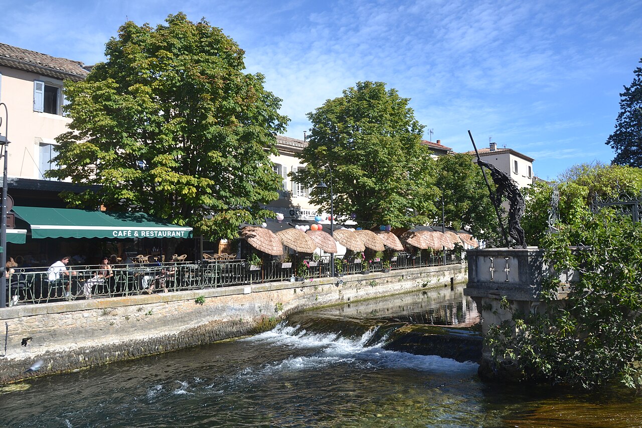 La Sorgue, ses terrasses et ses berges à L’Isle-sur-la-Sorgue