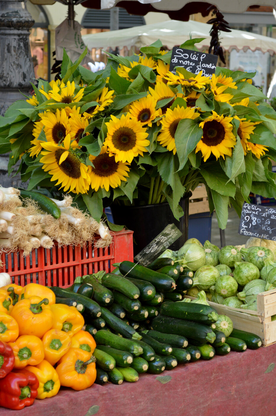 Tournesols, poivrons et légumes colorés sur un marché d’Aix-en-Provence