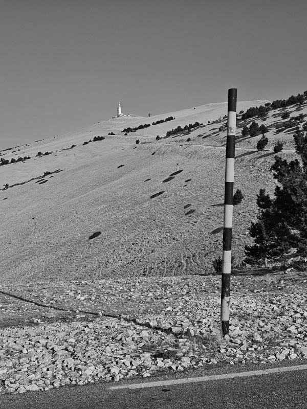 Versant du Mont Ventoux et sa tour au sommet